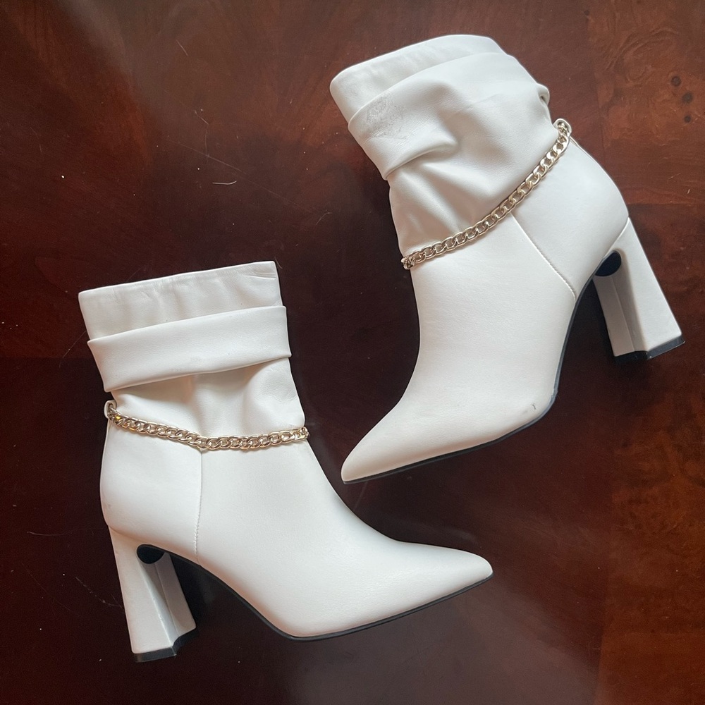 Never Worn Elegant White Ankle Boots with Gold Chain Size 6